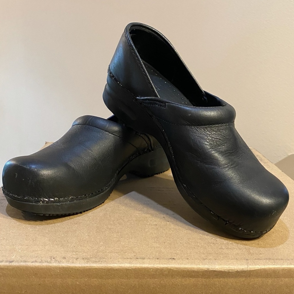 Black clogs by Skechers